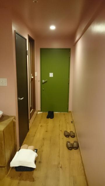 マンゴスチンホテル(町田市/ラブホテル)の写真『514号室の廊下。ベッド側から。段差がないのでくつは脱がないのかな？』by angler
