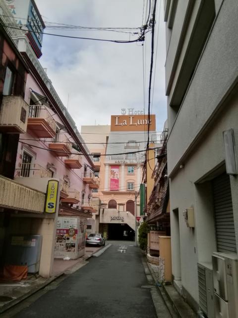 HOTEL LA LUNE(横浜市中区/ラブホテル)の写真『石川町駅方面からの外観です。(20,10)』by キジ