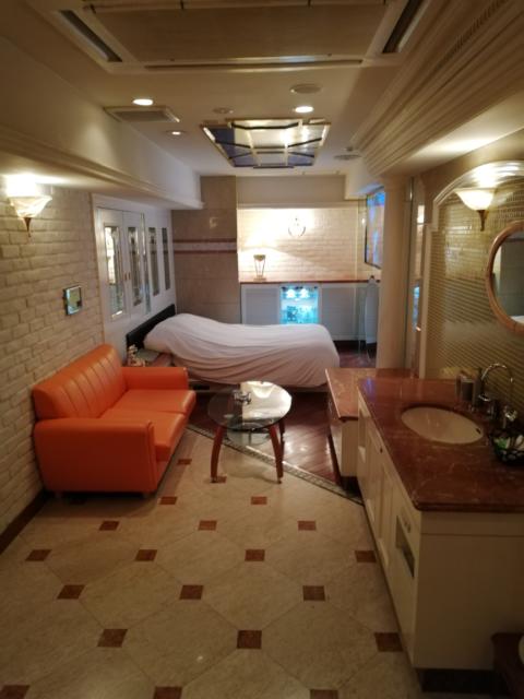 HOTEL TIFFARD（ティファード）(新宿区/ラブホテル)の写真『515号室、ベッド、ソファー』by らくたろう