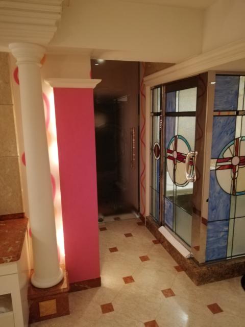HOTEL TIFFARD（ティファード）(新宿区/ラブホテル)の写真『515号室、右の扉が浴室ドア、真ん中が玄関』by らくたろう