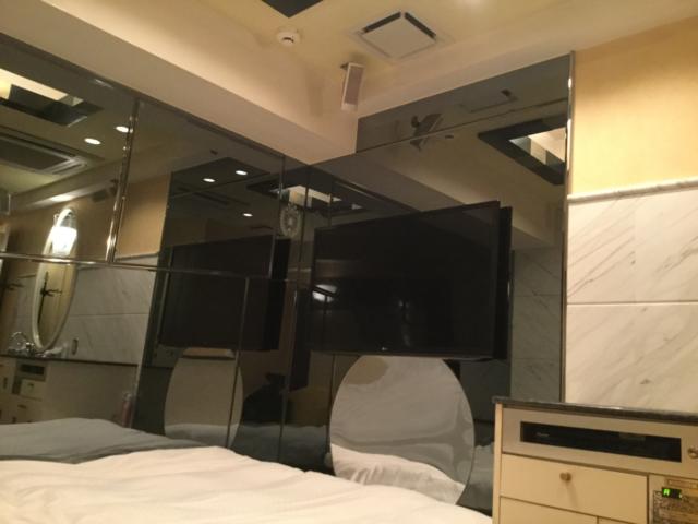 XO新宿(新宿区/ラブホテル)の写真『306号室　ソファから見た室内』by ACB48