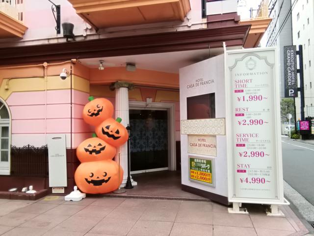 カサ・デ・フランシア(横浜市中区/ラブホテル)の写真『(20,10)のホテル入口と料金表です。』by キジ