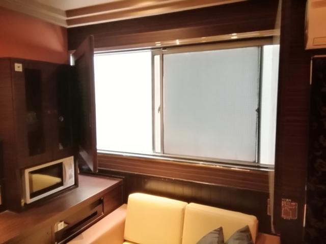 LUSSO CROCE URBAN RESORT（ルッソクローチェアーバンリゾート）(横浜市中区/ラブホテル)の写真『201号室利用(20,10)部屋からのﾋﾞｭｰは、隣のﾋﾞﾙの壁です。』by キジ