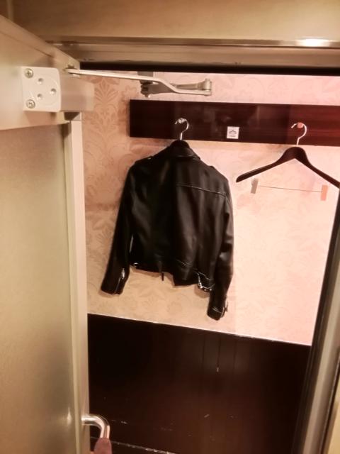 LUSSO CROCE URBAN RESORT（ルッソクローチェアーバンリゾート）(横浜市中区/ラブホテル)の写真『201号室利用(20,10)洋服は、何とお風呂の目の前に湿気ないか心配です。』by キジ