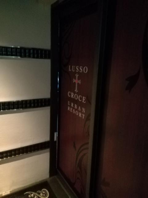 LUSSO CROCE URBAN RESORT（ルッソクローチェアーバンリゾート）(横浜市中区/ラブホテル)の写真『(20,10)入口の自動ドアです。』by キジ
