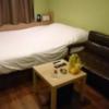 マンゴスチンホテル(町田市/ラブホテル)の写真『506号室のベッドまわり ソファ テーブル』by angler