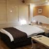 ファインガーデン京都南(京都市伏見区/ラブホテル)の写真『303号室。玄関からベッド方面です。』by 航平