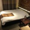 The calm hotel tokyo GOTANDA(品川区/ラブホテル)の写真『304号室、ベットサイド』by かとう茨城47
