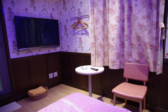 ホテル ダイヤモンド(台東区/ラブホテル)の写真『503号室　テーブルエリア』by マーケンワン