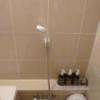 ホテル 彩(大田区/ラブホテル)の写真『301号室（浴室シャワー部分。2点固定式ヘッドは横向き）』by 格付屋
