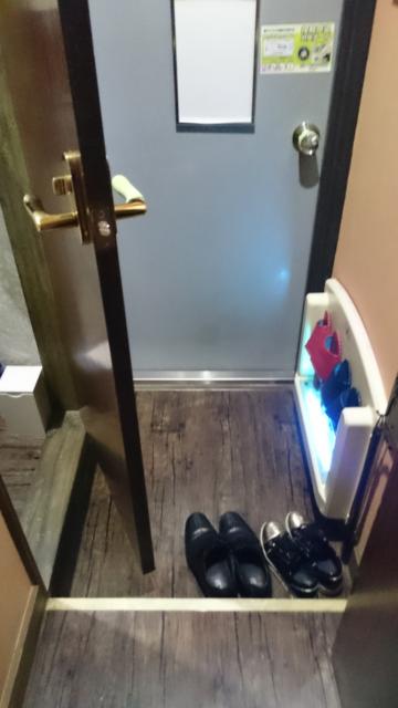 Riverside Kojo(相模原市/ラブホテル)の写真『203号室のくつぬぎ。トイレのドアを開けると靴が潰れます。』by angler