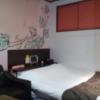 Riverside Kojo(相模原市/ラブホテル)の写真『203号室のベッド枕元にiPadがあります。』by angler