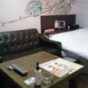 Riverside Kojo(相模原市/ラブホテル)の写真『203号室のテーブル、ソファ。ベッドの配置。』by angler