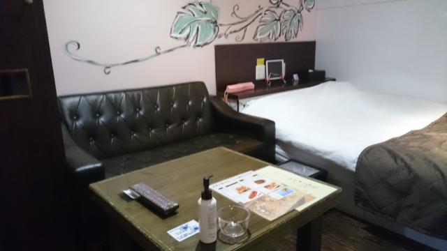 Riverside Kojo(相模原市/ラブホテル)の写真『203号室のテーブル、ソファ。ベッドの配置。』by angler