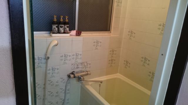 Riverside Kojo(相模原市/ラブホテル)の写真『203号室の浴室 浴槽も小さい』by angler