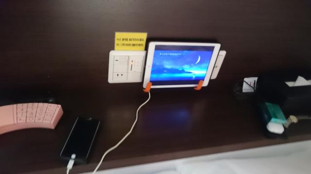 Riverside Kojo(相模原市/ラブホテル)の写真『203号室のベッド枕元にあるiPad。YouTubeに繋いでＢＧＭとして活用』by angler