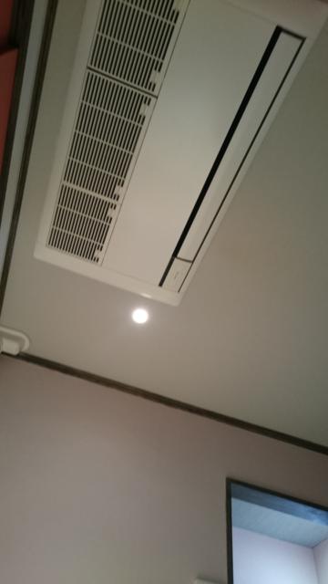 Riverside Kojo(相模原市/ラブホテル)の写真『203号室のベッドから見上げた天井照明とエアコン  照明は調光出来るが全照明でも暗め。足元側が明るい。』by angler