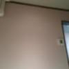 Riverside Kojo(相模原市/ラブホテル)の写真『203号室のベッド足元側の壁面。白いタイル貼りでここだけモダンな感じ。』by angler