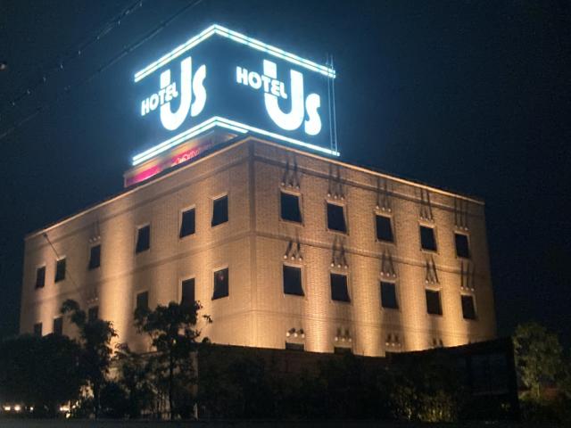 弁天橋ホテルUs(新潟市中央区/ラブホテル)の写真『夜の外観』by まさおJリーグカレーよ