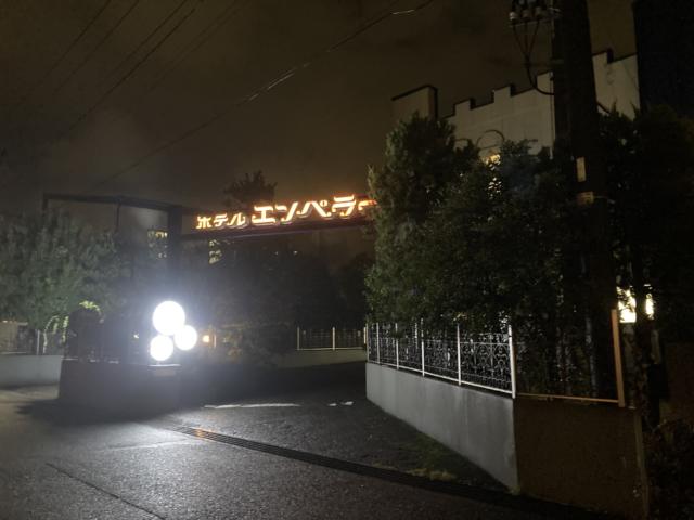 ホテル エンペラー(新潟市中央区/ラブホテル)の写真『夜の外観』by まさおJリーグカレーよ