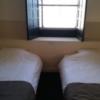 HOTEL STAY YOKOHAMA(横浜市中区/ラブホテル)の写真『603号室の ベッドの上の窓を開けたところ』by angler