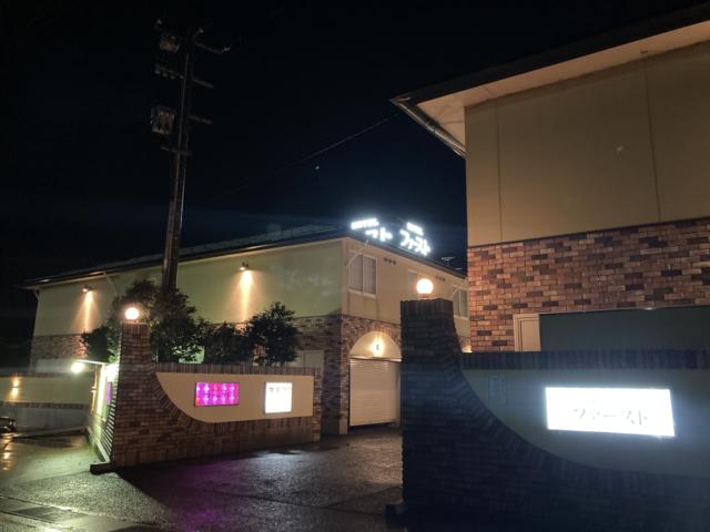 ホテル ファースト巻(新潟市西蒲区/ラブホテル)の写真『夜の外観』by まさおJリーグカレーよ