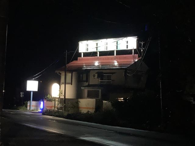 ファッションホテル ミント(南魚沼市/ラブホテル)の写真『夜の外観』by まさおJリーグカレーよ