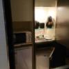 HOTEL Villa Senmei(ヴィラ センメイ）(大田区/ラブホテル)の写真『405号室 茶器や冷蔵庫(右の冷蔵庫は持ち込み用です)』by 舐めたろう