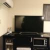 HOTEL Chelsea（チェルシー）(新宿区/ラブホテル)の写真『201号室 上からエアコン、テレビ。下は左から食器類、持ち込み用冷蔵庫、レンジ、販売用冷蔵庫。』by なめろう