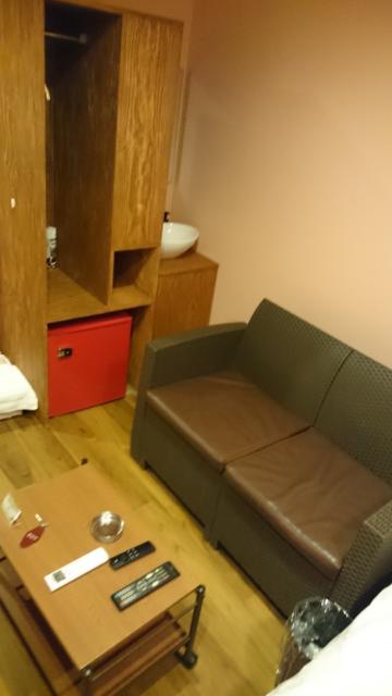 マンゴスチンホテル(町田市/ラブホテル)の写真『507号室のソファとテーブル』by angler