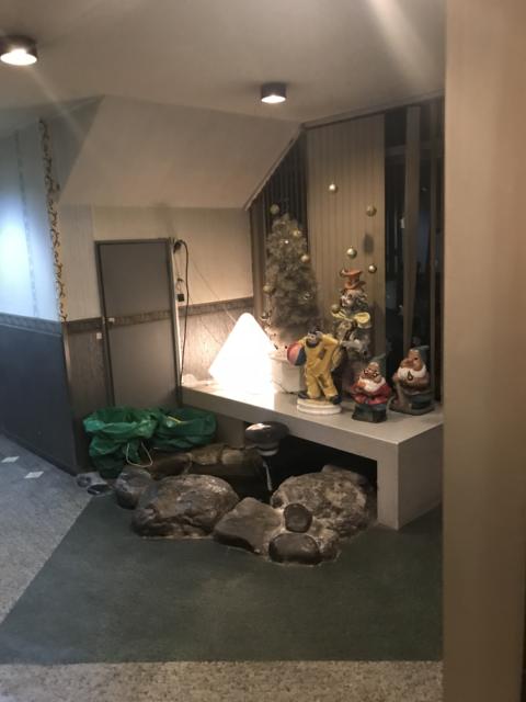 ホテルいいじま(新宿区/ラブホテル)の写真『1階廊下の調度品』by 少佐