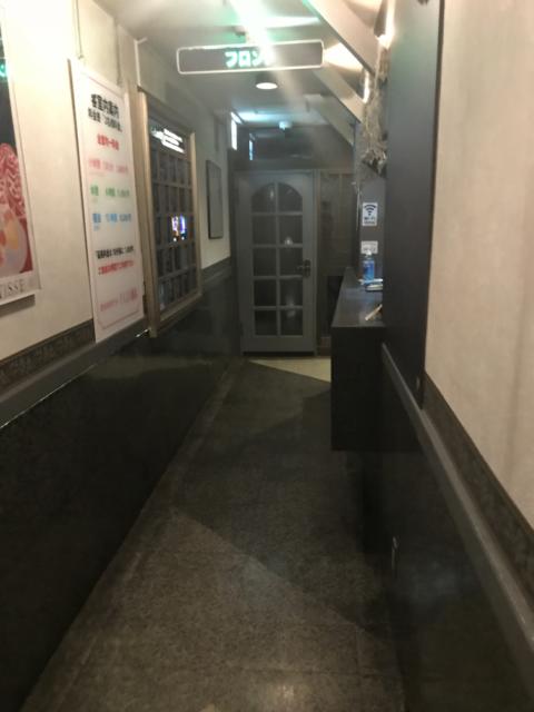 ホテルいいじま(新宿区/ラブホテル)の写真『フロント(左に部屋のパネル)』by 少佐