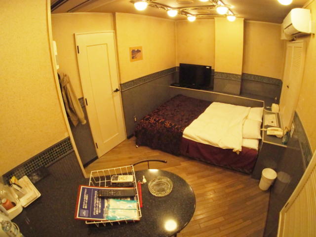 サンレモ(新宿区/ラブホテル)の写真『302号室 テーブル付近からみた部屋全景。扉の奥が洗面台、風呂、トイレ』by koge