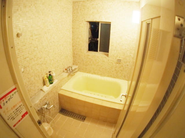 サンレモ(新宿区/ラブホテル)の写真『302号室 風呂場　浴槽は小さめ。シャワーはお湯と水を別々のつまみで調整するタイプ』by koge