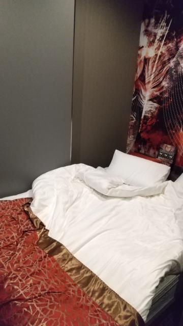 DESIGN HOTEL BLAX～デザインホテルブラックス～(八王子市/ラブホテル)の写真『109号室  ベッド  広いけど高さが低くて布団とベッドの中間って感じでした。』by セイムス