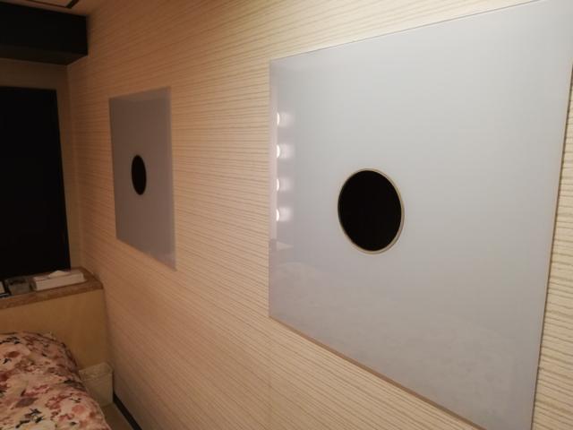 ティファナイン(豊島区/ラブホテル)の写真『402号室、ベッド横、小さい鏡張り』by らくたろう