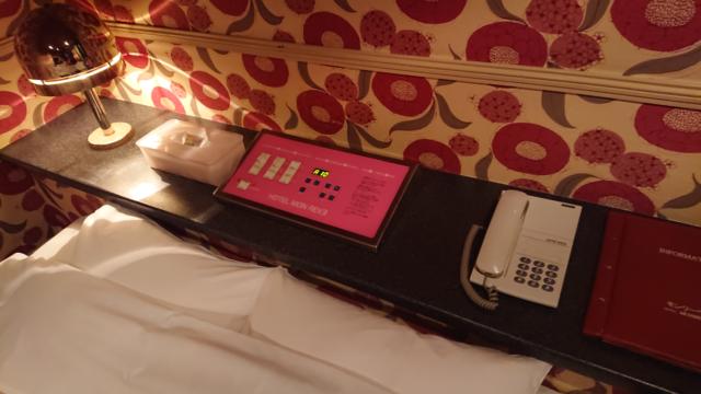モンリーヴ(川口市/ラブホテル)の写真『501号室 ベッド枕元のコントロールパネルなど』by 舐めたろう
