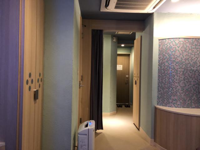 GRAND CHARIOT(グランシャリオ)(新宿区/ラブホテル)の写真『403号室　ソファから玄関方向』by akky1975