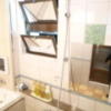 HOTEL LOHAS(墨田区/ラブホテル)の写真『905号室（シャワー部分。2点固定式ヘッドは壁向き）』by 格付屋
