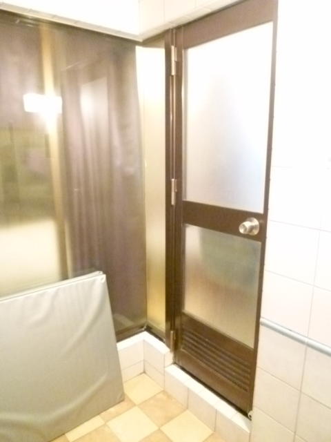 HOTEL LOHAS(墨田区/ラブホテル)の写真『905号室（浴室奥から入口）』by 格付屋