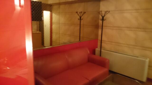 ミンク町田(相模原市/ラブホテル)の写真『502号室のソファ。二人がけ。なぜか後ろは鏡』by angler