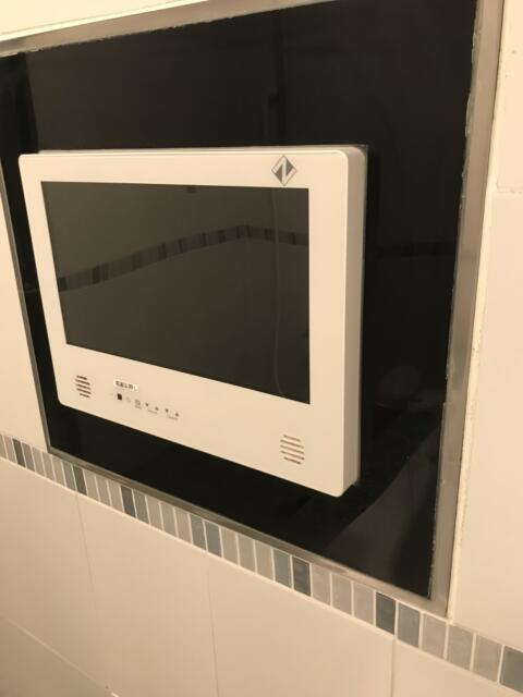 新宿ジャルディーノ(新宿区/ラブホテル)の写真『浴室のテレビ』by 少佐