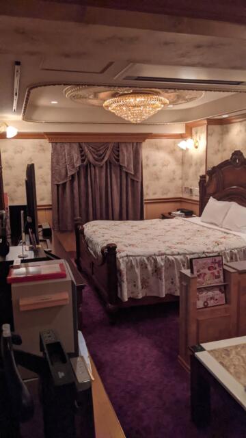 HOTEL ZIP'S(川口市/ラブホテル)の写真『402号室 ベッド付近』by クワッグ