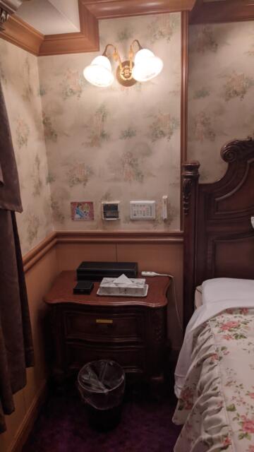 HOTEL ZIP'S(川口市/ラブホテル)の写真『402号室 ベッド横』by クワッグ