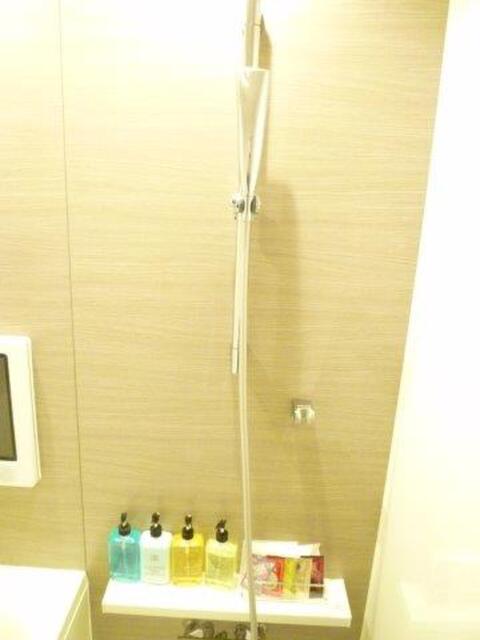 HOTEL SENSE(センス)(新宿区/ラブホテル)の写真『402号室（シャワー部分。スライド固定式ヘッドは壁向き）』by 格付屋