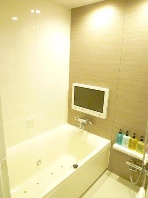 HOTEL SENSE(センス)(新宿区/ラブホテル)の写真『402号室（浴室入口から）』by 格付屋