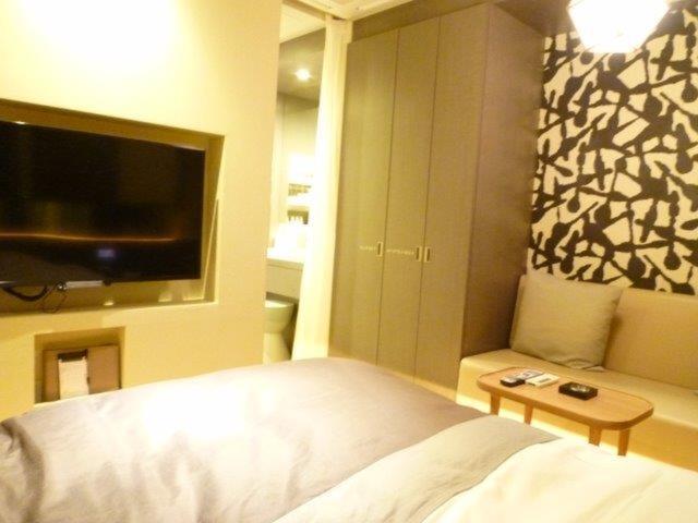 HOTEL SENSE(センス)(新宿区/ラブホテル)の写真『402号室（部屋奥から入口方向）』by 格付屋