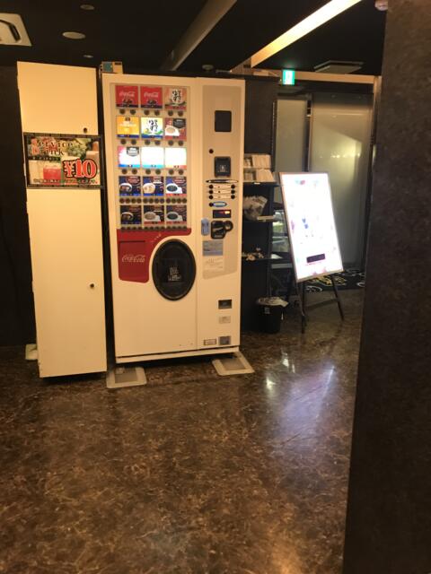 新宿ジャルディーノ(新宿区/ラブホテル)の写真『B1Fエレベーター前のサービスドリンク機(10円)』by 少佐