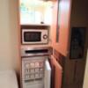 ビアンカドゥエ(豊島区/ラブホテル)の写真『301号室 ベッドの足元に食器類、電子レンジ、販売用冷蔵庫』by なめろう