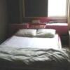ホテル サンパチ(大阪市/ラブホテル)の写真『403号室。ベッドは大きいですが、部屋が狭いです。あと薄暗い。』by 航平